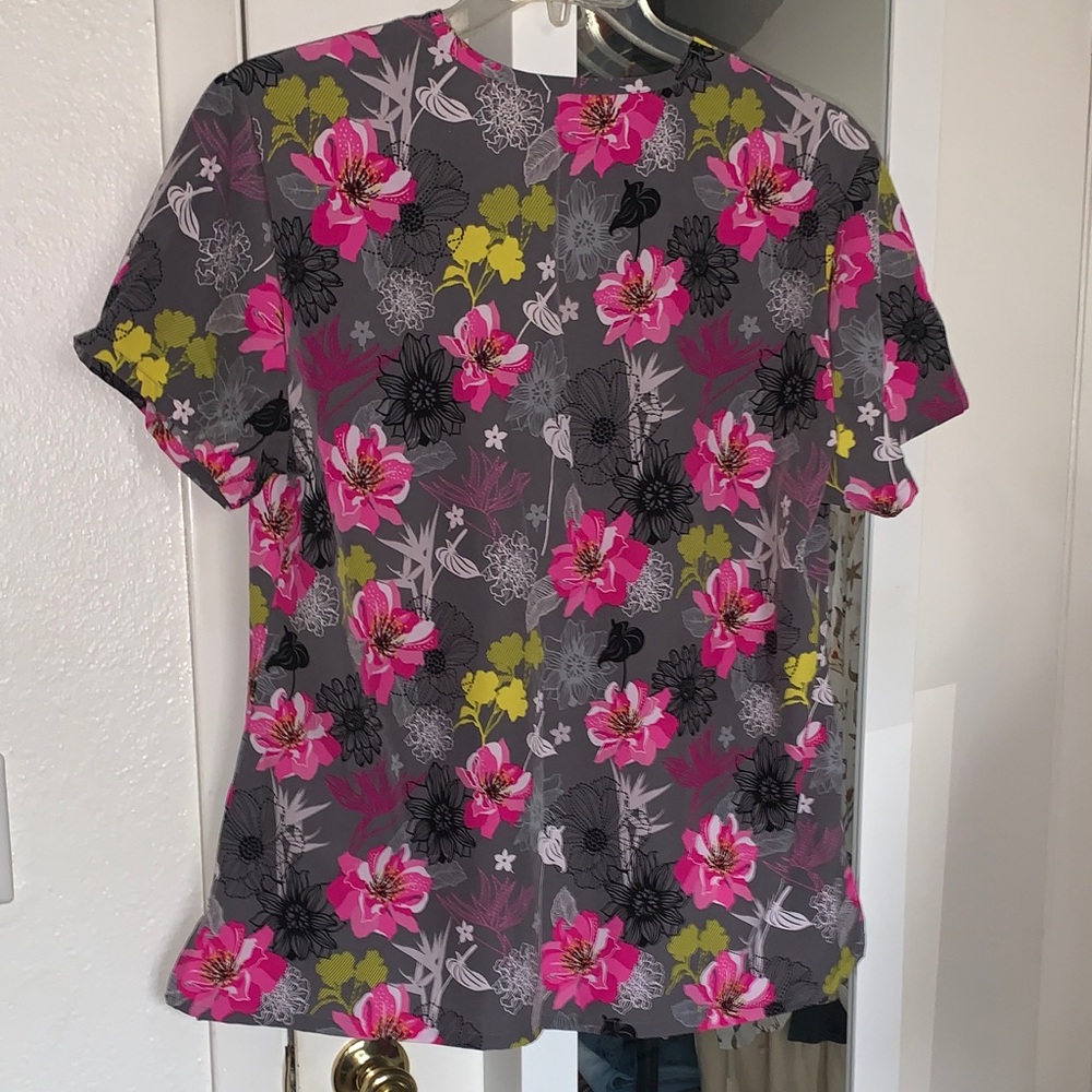 Floral V-Neck Short Sleeve Scrub Top - Picture 6 of 7